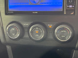 【左右独立型フルオートエアコン】運転席と助手席でそれぞれお好みの温度に設定可能。同乗者にも配慮した、快適な空調をお届け致します。