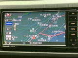 道路や周辺施設が表示された地図画面で、現在地周辺を確認しやすい仕様です。画面上に案内情報がまとまり、目的地を探す際にも役立ちます。