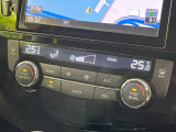 【左右独立型フルオートエアコン】運転席と助手席でそれぞれお好みの温度に設定可能。同乗者にも配慮した、快適な空調をお届け致します。