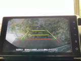 後方の様子を画面で確認でき、駐車や車庫入れの際の目安として役立ちます。ガイド線も表示されるため、周囲を直接確認しながら慎重に後退したい方に便利です。