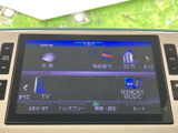 目的地検索や電話番号、自宅などのメニューが画面にまとまり、音楽機能にもアクセスしやすい構成です。ドライブ中の情報確認や音楽選びをスムーズに行える便利な装備です。