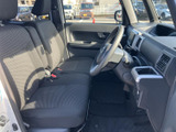 運転席からの視界は広く、運転操作もスムーズに行えます。座り心地の良いシートは、長距離運転でも疲れにくい工夫が施されています。