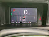中央の画面に速度やシフト位置、燃料残量などが表示され、運転に必要な情報をまとめて確認できます。表示が見やすく、走行中も状況を把握しやすいメーターまわりです。