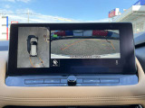 上空から見下ろしているかのような映像をディスプレイに映し出し、スムースな駐車をサポートします。画面は「トップビュー」のほか「サイドブラインドビュー」への切り換えが可能。ますます安心です
