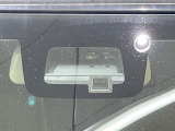 【衝突軽減装置】走行中に前方の車両等を認識し、衝突しそうな時は警報とブレーキで衝突回避と被害軽減をアシスト。より安全にドライブをお楽しみいただけます。