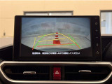 バックガイドモニター付きです。車の後方に小型カメラが付いており、バックする際の後方の様子をモニター上に表示します。