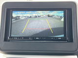 後方の映像とガイドラインが画面に表示され、駐車時に後ろの状況を確認するのに役立ちます。車庫入れや後退の際、周囲を確かめながら操作しやすい装備です。