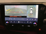 映像で見づらい車両周辺の確認をアシスト。クルマを真上から見ているような映像を表示。 運転席から確認しにくい車両周囲の状況を把握。