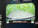 車両後方の映像とガイド表示を確認でき、駐車時や狭い場所での車庫入れをサポートします。周囲の状況を画面で把握しやすく、目視での安全確認とあわせて活用できる便利な装備です。