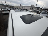 【ツインムーンルーフ】車内に自然光が差し込み、後席まで明るく心地よい空間に。青空や星空を眺めながらのドライブは、思い出づくりの時間へと変えてくれる装備です♪