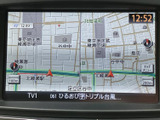 地図上に現在地や道路の情報が表示され、目的地までのルート確認に役立ちます。周辺の位置関係も把握しやすく、お出かけ先を探す際にも便利にお使いいただけます。