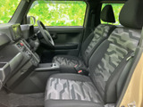 前席は運転席と助手席が並び、柄入りのシートが室内のアクセントになっています。窓からの見通しや足元の広がりも確認しやすく、乗り降りや同乗時の過ごし方を想像しやすい空間です。