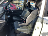 前席は座面と背もたれに立体的な柄が施され、肘掛けも備わっています。運転席まわりまで見渡しやすく、前方や左右の様子を確認しやすい室内です。