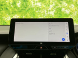 大きなセンターディスプレイに各種メニューが表示され、画面上で内容を確認しやすい構成です。物理ボタンも画面下にまとめられており、日常の操作を直感的に行えます。