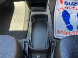 運転席と助手席の間に小物だけでなく箱ティッシュも置けるのがうれしい【フロアコンソールトレー】