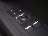 運転席にはシートメモリー機能を搭載。複数のシートポジションを記憶できるため、ドライバーが変わる場合でも、それぞれの好みのポジションへスムーズに戻すことができます。