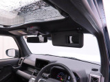 運転席サンバイザー裏にバニティミラー。気になった時にサッと身だしなみチェック。
