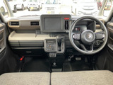 運転席周りはシンプルで操作性に優れています。必要な情報を一目で確認でき、安全運転をサポートします。