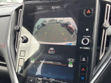 後方の映像と車両周辺の案内を画面で確認でき、駐車時の安全確認を助けます。ガイド表示も見やすく、駐車場での切り返しや後退時に状況をつかみやすい装備です。