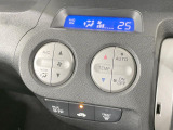 【オートエアコン】一度お好みの温度に設定すれば、車内の温度を検知し風量や温度を自動で調整。暑い&hellip;寒い&hellip;と何度もスイッチ操作をする必要はありません。快適な車内空間には必須の機能ですね♪