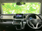 運転席からの後方視界を広げ、安全な駐車操作をサポート。周囲の状況を把握しやすく、ドライバーを安心させます。