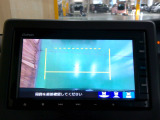 バックカメラの画像です。ガイドラインがスムースな車庫入れをサポートいたします。車庫入れの安心感がアップしますね。