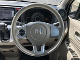 握りやすいステアリングは、運転の操作性を高めます。スムーズなハンドリングで、快適なドライビング体験をサポートします。手に馴染む形状も魅力です。