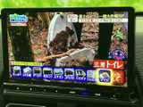 テレビ番組を画面で視聴でき、停車中の待ち時間も車内で過ごしやすくなります。画面には番組の映像と案内表示が見やすく映り、ひと息つく時間の楽しみとして活用いただけます。