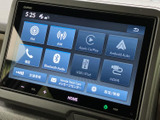 多彩な機能を備えたディスプレイで、快適なドライブをサポート。Apple CarPlayやAndroid Autoにも対応しており、スマートフォンとの連携もスムーズです。