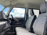 シートの素材感も良く、長く快適にお使いいただけます。運転席からの眺めも良好で、運転に集中できます。