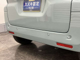 【後退時ブレーキサポート】リヤバンパーに4つの超音波センサーを内蔵し、車両後方にある障害物を検知。透明なガラスなども検知でき、コンビニの駐車場などでの衝突回避をサポートします。