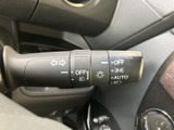 操作しやすい位置に配置されたウインカーレバーは、安全な車線変更をサポートします。なめらかな操作感で、スムーズな運転をアシストします。