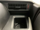 【運転席ドリンクホルダー】使いやすさに配慮したドリンクホルダー