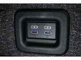運転席後USB端子ソケット装備!