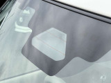 【スズキ】デュアルセンサーブレーキは、前方の車両や歩行者を2種類のセンサーで検知し、衝突の危険がある場合にブレーキを作動。事故リスクを軽減し、安全な運転をサポートします。