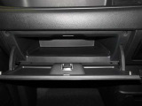 車検証などの収納に便利なグローブボックスです。
