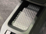 スマートフォンなどがスッキリ置けるセンターコンソールトレイです