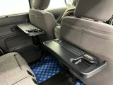 【パーソナルテーブル】フロントシート裏には後席の方が必要に応じて使用できるテーブルが付いています。水拭き可能でお手入れも簡単です。