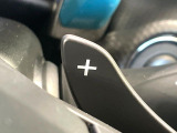 【パドルシフト】ハンドルから手を離さずに素早くシフトアップ&ダウンができるので、エンジンブレーキを使う下り坂や高速道路の合流で加速したい場面で役立ちます。