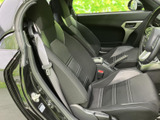 運転席と助手席が並び、前方から左右の窓まで見渡しやすい室内です。シートは身体を支える形状で、落ち着いた色合いが印象的。乗り降りの際にも室内の様子を確認できます。
