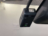 安心のドライブレコーダー付。映像・音声などを記録する自動車用の車載装置です。事故の際の記録はもちろん、旅行の際の思い出としてドライブ映像を楽しめます。