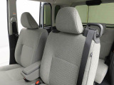 程よいホールド感のあるシート形状で体のズレを抑え長時間の運転も疲れにくいです。