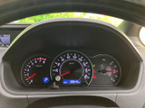 速度やエンジン回転数、燃料残量などの情報を運転席正面で確認できます。表示がまとまっており、必要な情報をひと目で把握しやすい配置で、毎日の運転をサポートします。