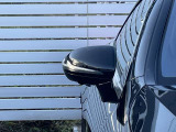 【LED内蔵ウィンカー】LEDとクロームの先進的なコントラストのミラーデザインに加え、後退時助手席側のミラーが自動で下方を向くリバースポジション機能も備えており実用性も兼ね備えています。