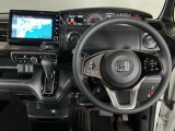 【ハンドル】運転にかかわる様々な操作を安全に行えるように視点移動が少なく操作性に配慮されたスイッチ類が凝縮されたコックピットです。