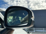 ブライングスポットモニター♪走行中、斜め後ろに車両の存在を検知すると、その方向のドアミラー鏡面上にマークを表示しお知らせ。