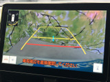 周囲の映像に加えてガイド線や障害物表示が確認でき、駐車時の周辺確認をサポートします。画面を見ながら車両の位置を把握しやすく、狭い場所での駐車にも便利です。
