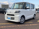 丸みを帯びたフロントまわりと、四角い印象のヘッドライトが目を引く佇まい。白いボディにすっきりとした表情が映え、街中でも親しみやすい印象です。