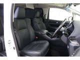 【運転席&助手席】黒を基調にした高級感のあるデザインです。パワーシートで微小な位置調整も可能です。パワーシート可動時の静かなでスマートな音は上質さと高級感を感じさせてくれます。