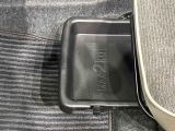 靴などが収納できる便利な助手席シートアンダートレイが付いてます